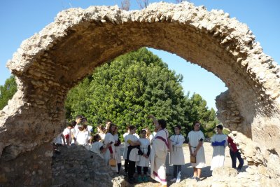 Els alumnes de 2n d’ESO van visitar la Vil·la romana dels Munts, a Altafulla, i van estudiar el monument funerari de la Torre dels Escipions
