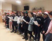 Alumnes de 1r ESO canten nadales als avis de la residència de Salou